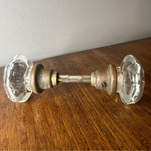 Two antique Glass and Brass Door Knobs. Each knob has its own characteristics - Picture 8 of 12